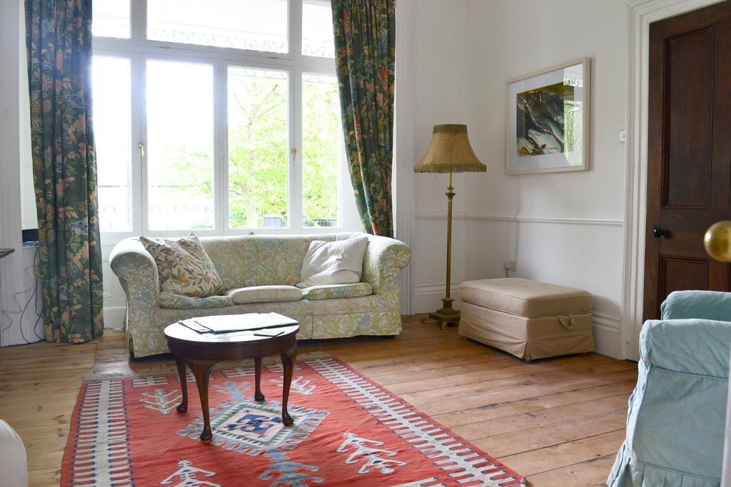 8A Spring Gardens Hotel Haverfordwest Buitenkant foto