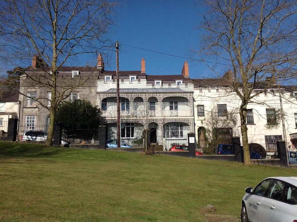 8A Spring Gardens Hotel Haverfordwest Buitenkant foto