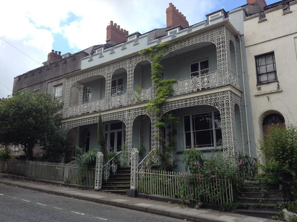8A Spring Gardens Hotel Haverfordwest Buitenkant foto