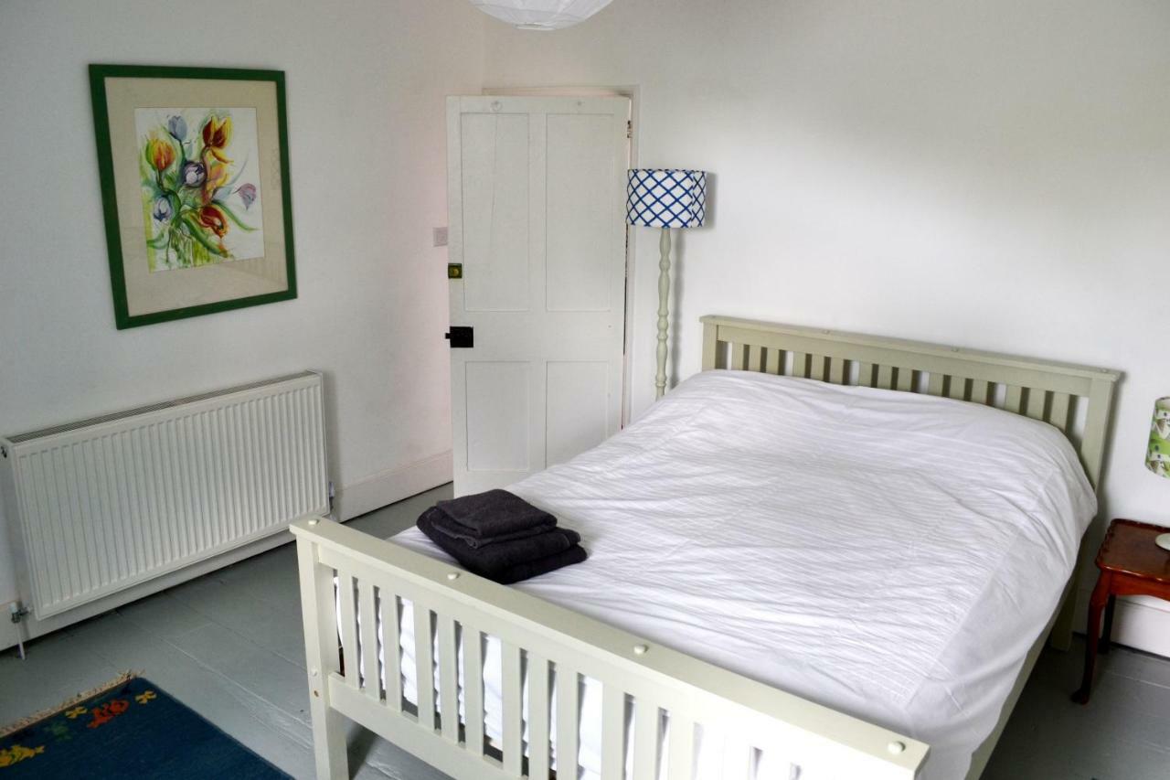 8A Spring Gardens Hotel Haverfordwest Buitenkant foto